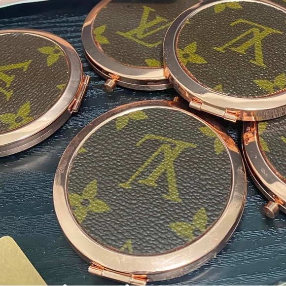 Compact Mirror - Picture 5 of 10